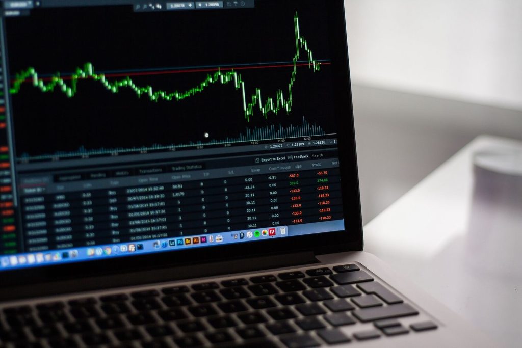 Graphiques financiers sur un écran d'ordinateur