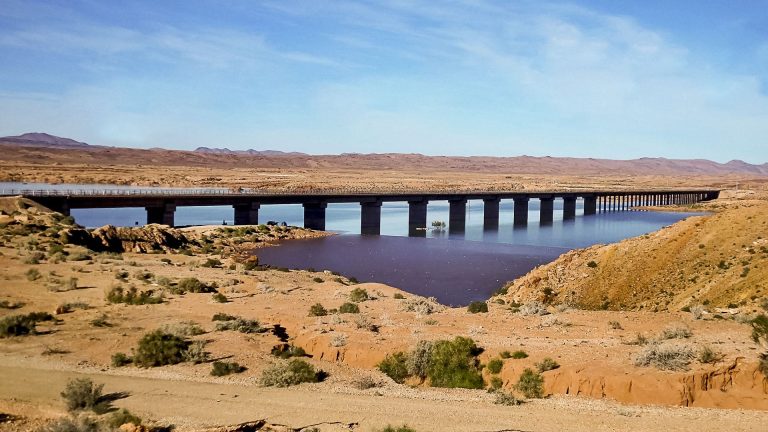 Barrage de Brezina et sa retenue d'eau, Algérie