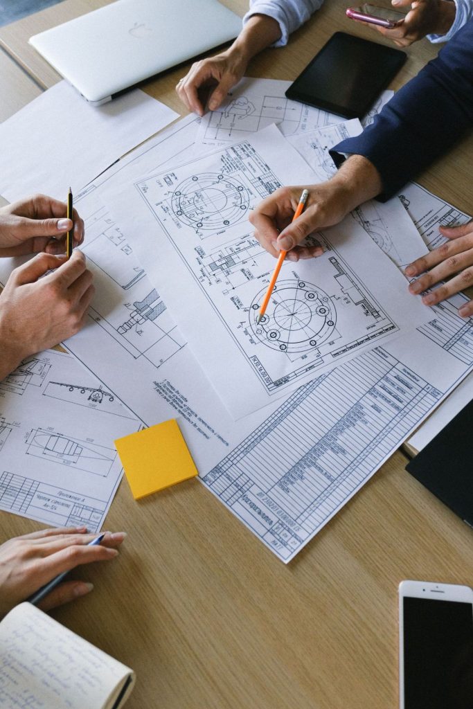 Équipe travaillant sur des plans techniques