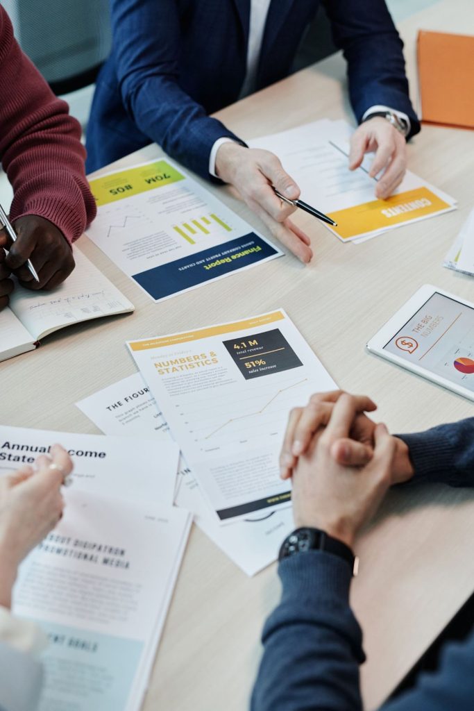 Meeting around financial reports