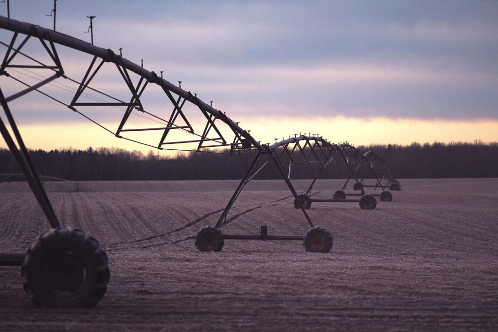 Rampe d'irrigation pivot au crépuscule